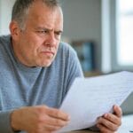 Como os Bancos Usam a "Venda Casada" Para Te Prender no Crédito Consignado